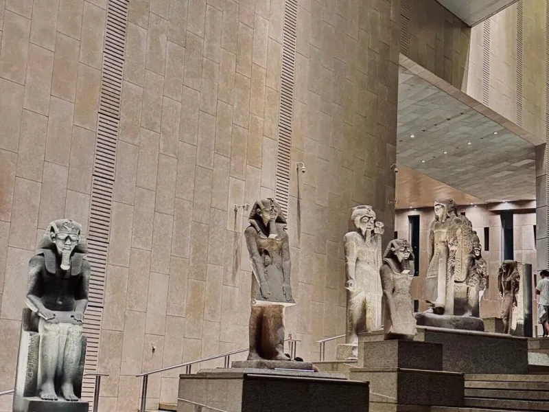 Kairo + Großes Ägyptisches Museum – Reisebus